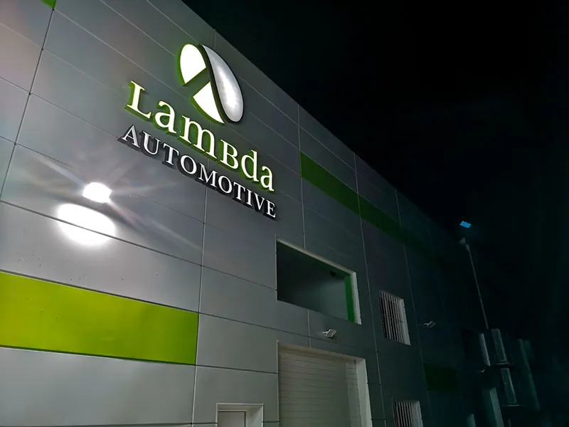 nueva-fachada-lambda-automotive-de-noche