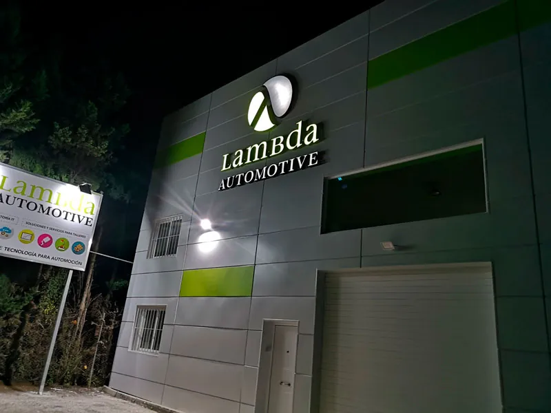 nueva-fachada-lambda-automotive-de-noche2
