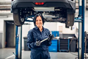 mujer-mecanica-en-taller-de-reparacion-coches
