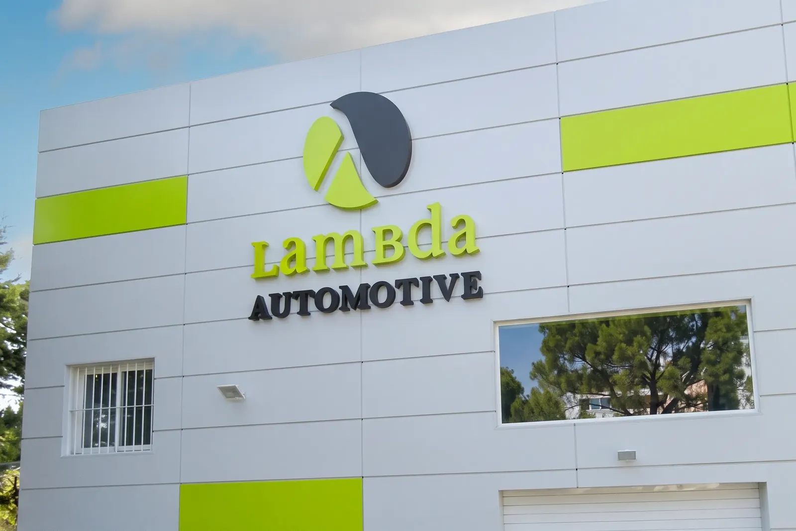 Fachada de la sede de Lambda Motive en Alhaurín de la Torre