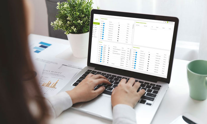 mujer ordenador assisto